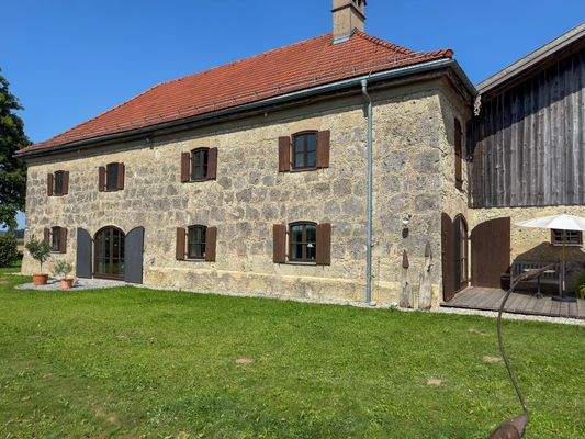 Haupthaus mit Garten im Außenbereich