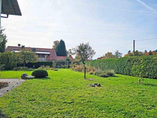 Blick von Südwest-Terrasse in Garten