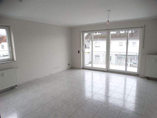 Wohnzimmer mit Balkonzugang