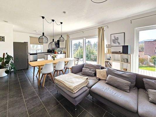 Geräumiger Wohn- und Essbereich mit Zugang zur Terrasse