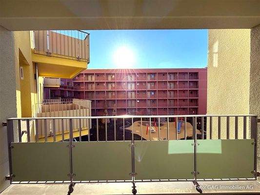 Originalfoto GAG: Loggia Südausrichtung mit Blick in den Innenhof, Mietobjekt Bonner Str. 168, Raderberg