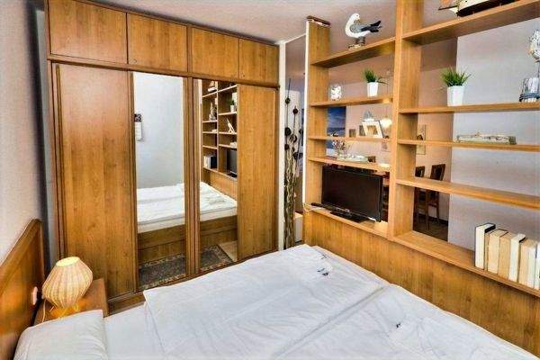 Schlafbereich mit Regalwand