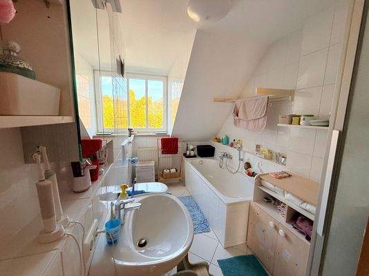 Bad mit Badewanne und Dusche