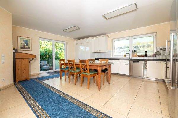 Geräumige Küche mit Austritt