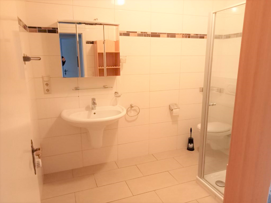 Badezimmer mit Dusche.PNG
