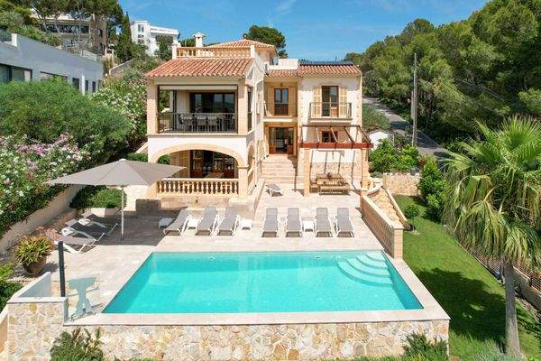 Frontansicht der Villa