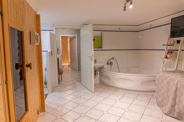 Sauna mit Wanne und Dusche