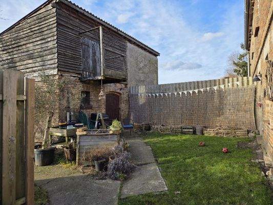 ...zwischen Haus und Nebengeb.