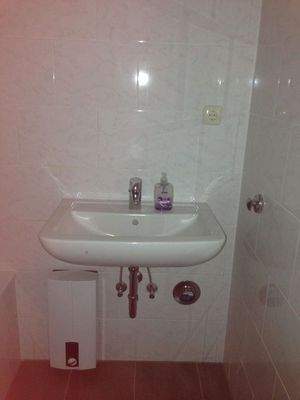 Waschbecken im Wannenbad