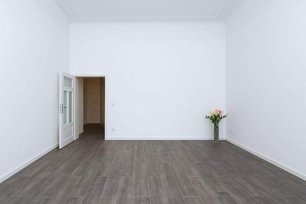 Zimmer 1 mit Tür zum Flur