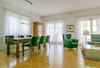 Wohn- Esszimmer mit Zugang zur Aussichtsterrasse