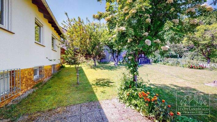 Garten mit Obstbäumen