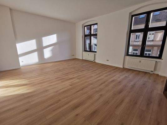 heller Wohnbereich, große Fenster.jpg