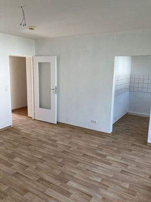 Zugang vom Wohnzimmer in die Küche.jpg
