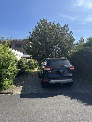 Stellplatz vor dem Gebäude