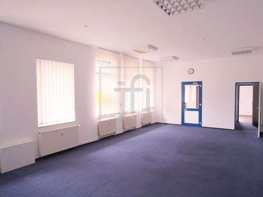 großer Raum rechts vom Eingang