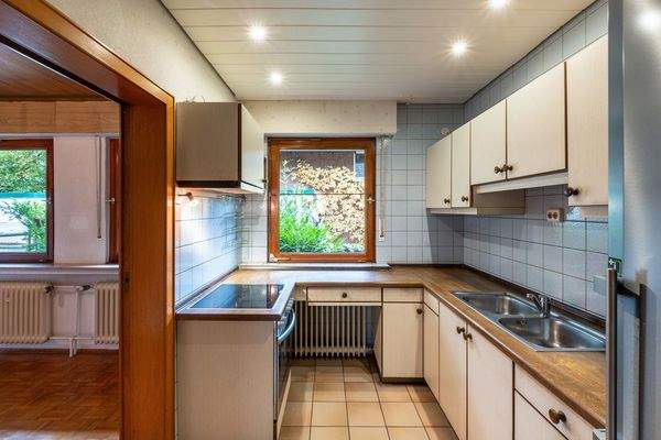 Helle Küche mit fließendem Übergang zum Essbereich