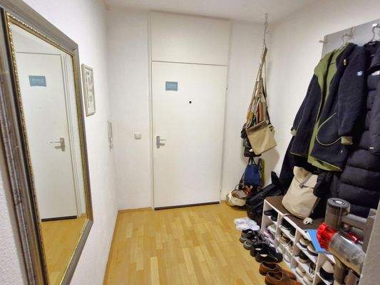 die großzügige Diele mit Garderobe 