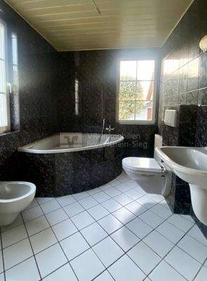 Badezimmer EG mit Fenster