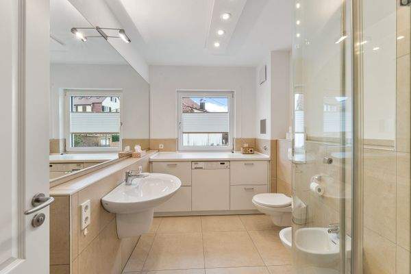 Tageslichtbad mit WC und Dusche