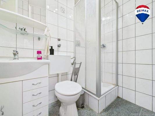 REMAX Immobilien DeLux Eigentumswohnung BadezimmerNeunkirchen Mark Borowicz