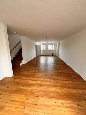 Musterbild Wohnzimmer mit offener KücheM