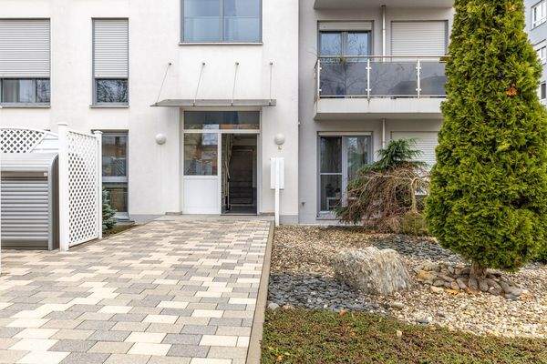 Geschmackvolle Gartenwohnung von 2013 – modern, hell und ideal gelegen