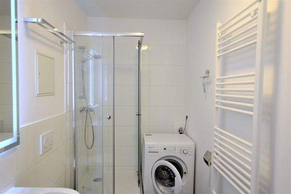 Duschbad mit Waschmaschine