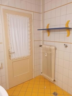 mit Waschmaschinenanschluss