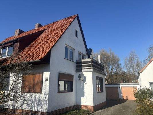 Auffahrt mit den Garagen