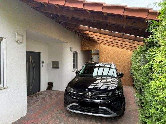 Carport und Eingang