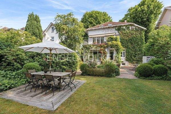 Blick aus dem Garten auf die rückwärtige Hausfassade