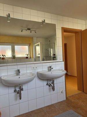 OG-Bad: 2 Waschbecken + WC