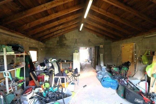 Die großzügige massive Scheune Werkstatt von Innen