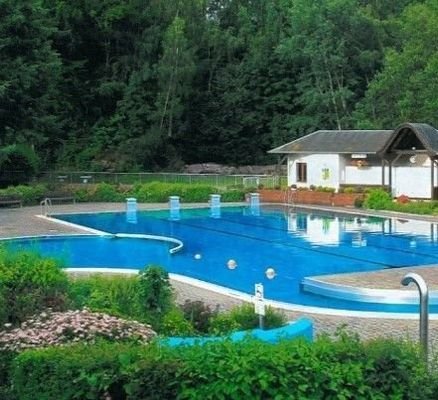 Freibad Gornsdorf nahe des Wohnquartiers