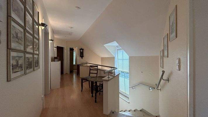 Flur im Dachgeschoss mit Geschosstreppe