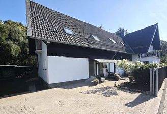 Hausansicht mit Stellplatz