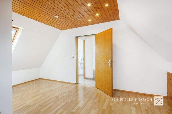 Das Schlafzimmer mit kleinem Ankleideraum