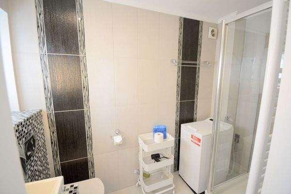 Tageslicht-Duschbad mit WM-Anschluss