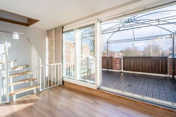 Wohnbereich mit Zugang zum Balkon