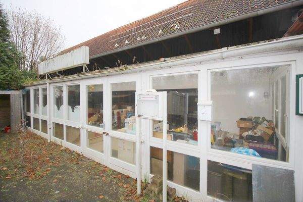 Blick auf früheren Wi.garten mit dahinterliegendem Restaurant