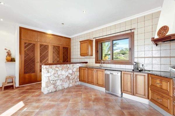 Voll ausgestattete Holzküche 