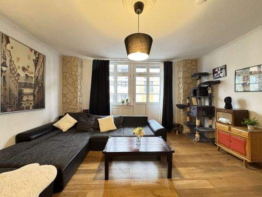 Wohnzimmer mit Balkon