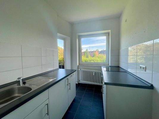 Küche mit Zugang zum Balkon