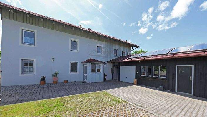 Einfahrt mit Garage und Werkstatt