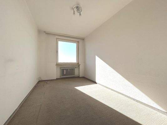 Der helle Raum eignet sich prima als Kinderzimmer