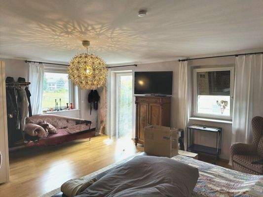 Großes Schlafzimmer mit Balkon