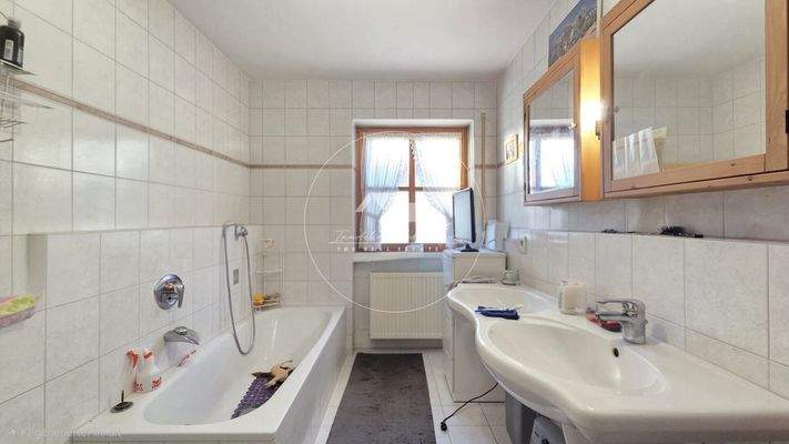 Bad mit Wanne und Dusche im Obergeschoss