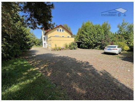 Großzügige Einfahrt