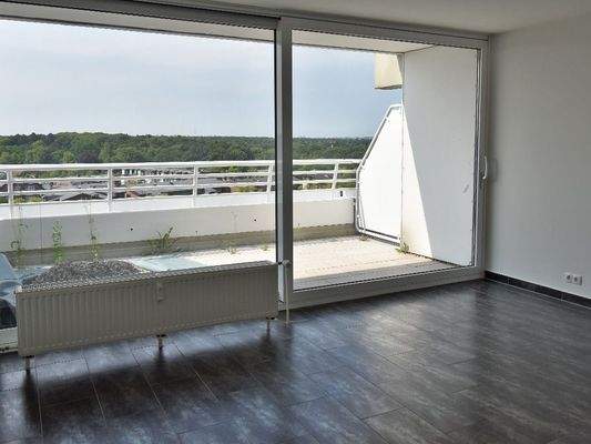 Großzügiger Wohnbereich mit Zugang zum Balkon